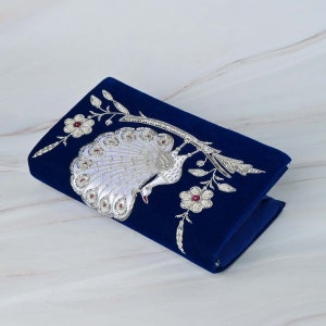 Sac à main en velours bleu avec paon dansant blanc éblouissant, sac à main végétalien bleu, pochette en velours bleu, sac à main paon en velours bleu