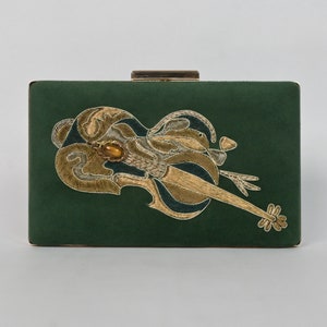 Emerald Dreams: Handgefertigte flaschengrüne Samt-Clutch mit Zardosi-Arbeit und Tigerauge-Edelstein-Akzent