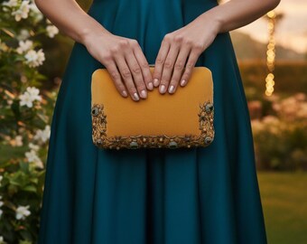 Graziosa pochette beige impreziosita da ricami di pietre preziose, pochette fatta a mano per donna