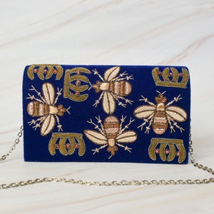 Pochette Abeille en velours bleu roi : un chef-d'oeuvre incrusté de pierres précieuses
