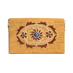 Golden Elegance : sac pliable en soie antique avec oeil de tigre et pierres précieuses de lapis-lazuli