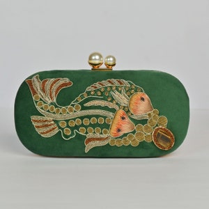 Aquatische Verlockung : Ei Handgefertigte Grüne Samt Clutch mit Zardosi Fisch Design