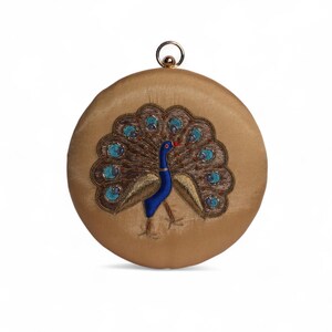 Cartera de mano redonda de seda beige con diseño de pavo real esplendor: adornada con piedras preciosas de ónix