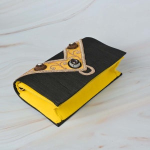 Bolso de seda amarillo negro adornado con bordados a mano y piedras preciosas, el mejor bolso de noche para mujer