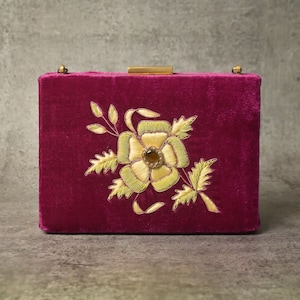 Exquisito bolso de mano de terciopelo magenta adornado con auténtica piedra preciosa de cornalina: un toque de lujo