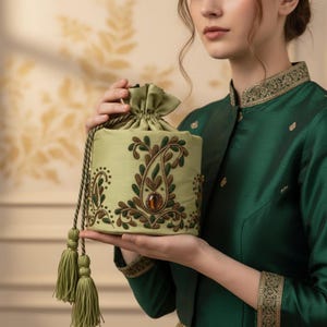 Indische Hochzeit Beutel | Grüne Seide Kordelzug Clutch mit Edelstein | Hochzeitskleidung Polti