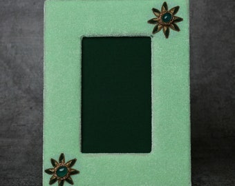 Marco de fotos de terciopelo verde con estampado floral de ónix perfecto para tu dormitorio o salón