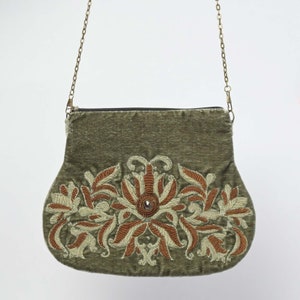 Elegancia esmeralda: Clutch de terciopelo verde bordado a mano con adornos de rubí Zardozi