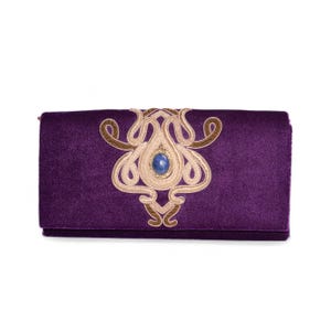 Esplendor Real: Bolso con solapa morado bordado a mano con la elegancia de la piedra preciosa lapislázuli