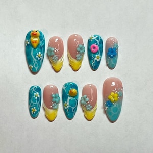 Zomerse drukpers leuke eend | Herbruikbare premium handgemaakte persnagels | Water met zwembadthema, 3D-kunst, rubberen eendnagels, levendig blauw en geel