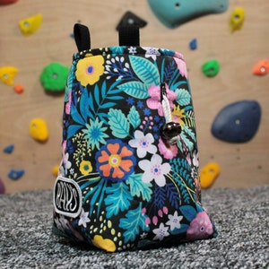 Bolsa de magnesio para escalada y boulder. Hecha a mano con materiales reciclados y reutilizados (flora oscura). Regalo único para escaladores y boulderistas.