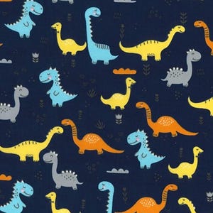 Pode incluir: Um tecido azul marinho com um padr&atilde;o repetido de dinossauros coloridos. Os dinossauros est&atilde;o em v&aacute;rias poses e cores, incluindo amarelo, laranja, azul e cinza. O fundo &eacute; de cor azul escuro.