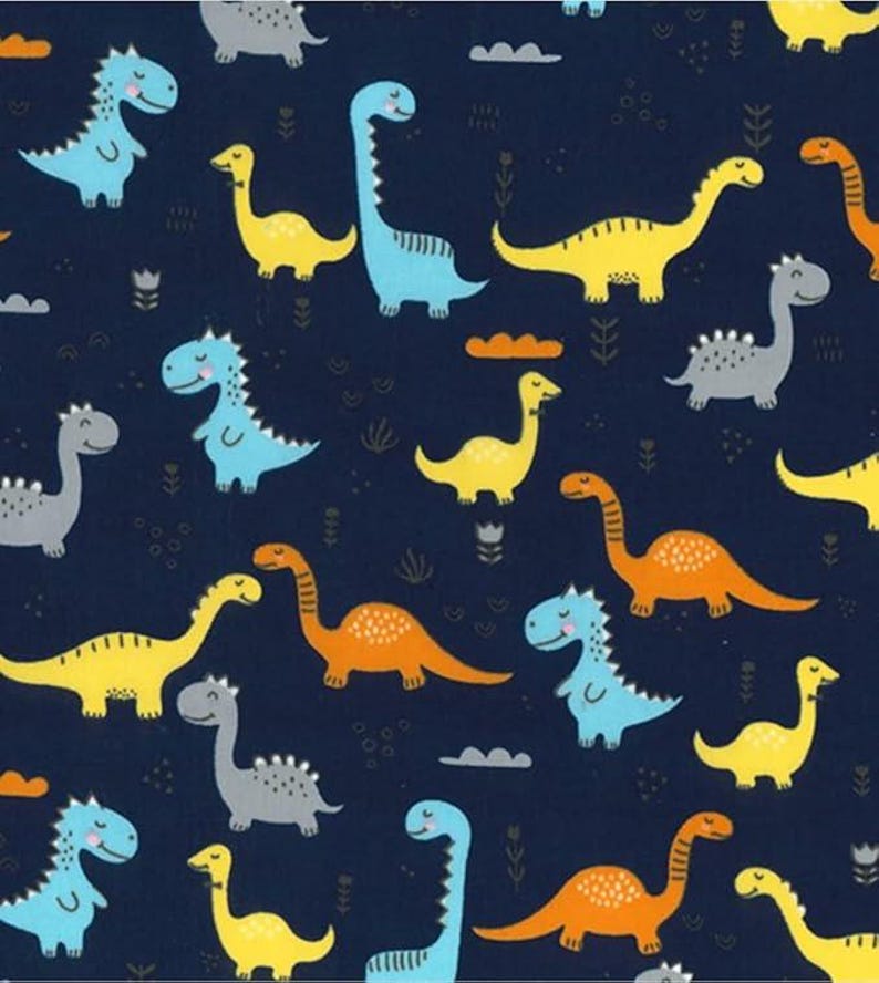 Pode incluir: Um tecido azul marinho com um padr&atilde;o repetido de dinossauros coloridos. Os dinossauros est&atilde;o em v&aacute;rias poses e cores, incluindo amarelo, laranja, azul e cinza. O fundo &eacute; de cor azul escuro.
