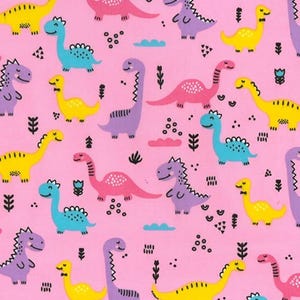 Pode incluir: Tecido rosa com um padr&atilde;o repetido de dinossauros coloridos. Os dinossauros est&atilde;o em v&aacute;rias poses e cores, incluindo amarelo, azul, roxo e rosa.