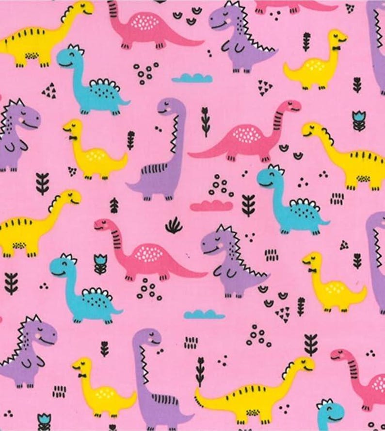 Pode incluir: Tecido rosa com um padr&atilde;o repetido de dinossauros coloridos. Os dinossauros est&atilde;o em v&aacute;rias poses e cores, incluindo amarelo, azul, roxo e rosa.