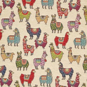 Pode incluir: Um tecido colorido com um padr&atilde;o repetitivo de lhamas em v&aacute;rias cores e designs. As lhamas s&atilde;o representadas em um estilo de tape&ccedil;aria com detalhes intrincados.