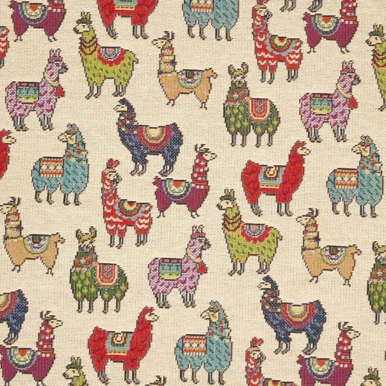 Pode incluir: Um tecido colorido com um padr&atilde;o repetitivo de lhamas em v&aacute;rias cores e designs. As lhamas s&atilde;o representadas em um estilo de tape&ccedil;aria com detalhes intrincados.