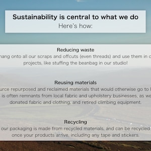 Pode incluir: A sustentabilidade &eacute; central no que fazemos. Aqui est&aacute; como: Reduzir o desperd&iacute;cio, reutilizar os materiais e reciclar. Guardamos todos os nossos restos e sobras (at&eacute; mesmo os fios) e os usamos em outros projetos, como encher o pufe no nosso est&uacute;dio! Obtemos materiais reutilizados e reciclados que, de outra forma, iriam para o aterro sanit&aacute;rio. Muitas vezes, s&atilde;o restos de empresas locais de tecelagem e estofamento, bem como tecidos e roupas doados, e equipamentos de escalada aposentados. Todas as nossas embalagens s&atilde;o feitas de materiais reciclados e podem ser recicladas novamente quando seus produtos chegam, incluindo fitas adesivas e adesivos.