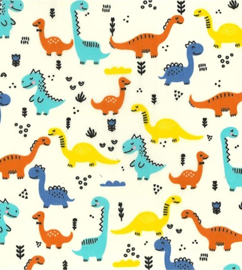 Pode incluir: Um fundo branco com um padr&atilde;o repetido de dinossauros coloridos. Os dinossauros est&atilde;o em v&aacute;rias poses e cores, incluindo azul, amarelo, laranja e verde.