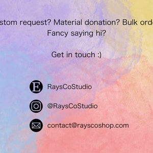 Pode incluir: Um fundo de aquarela colorido com texto que diz "Pedido personalizado? Doa&ccedil;&atilde;o de material? Pedido em massa? Quer dizer oi? Entre em contato! :)" e as informa&ccedil;&otilde;es de contato do RaysCoStudio, incluindo um endere&ccedil;o de e-mail, um nome de usu&aacute;rio do Instagram e um link para a loja Etsy.