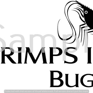 Può includere: Grafica in bianco e nero con la scritta "SHRIMPS IS BUGS" e un'illustrazione di gambero nero. Il gambero è posizionato sopra la parola "BUGS". L'immagine è su sfondo bianco.