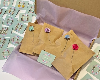 Boîte de 4 paires de boucles d'oreilles mystères - Ensemble surprise de boucles d'oreilles Lucky Dip - Boucles d'oreilles dorées KC x 4