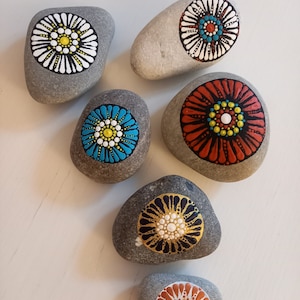 Garden decoration, decoration, gift idea, paperweight, hand flatterer, dot painting, painted stones, eye-catcher, Baltic Sea stones