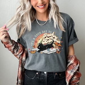 Cat Reading Shirt Cat Mom Gift Librarian Tshirt Bookish Cat Lover Shirt Cat Lover Gift Bibliophile Bookworm Gift Reading Teacher Shirt Cat
