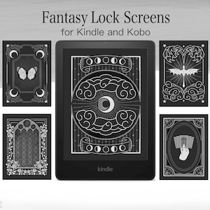 Könnte beinhalten: Ein schwarzer Kindle-E-Reader zeigt Fantasy-Sperrbildschirme. Die Bildschirme zeigen detaillierte Designs mit Monden, Schmetterlingen und mystischen Elementen. Der Text "Fantasy Lock Screens for Kindle and Kobo" ist oben zu sehen.