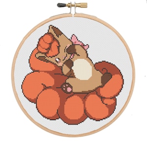 Könnte beinhalten: Kreuzstichmuster eines braunen und weißen Pokemon-Charakters mit einer rosa Schleife, der auf einer großen orangefarbenen Wolke schläft.