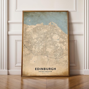 Puede incluir: Impresión enmarcada de un mapa de Edimburgo, Reino Unido, en estilo vintage. El mapa presenta un diseño detallado de las calles en tonos marrón claro y beige, sobre un fondo azul cielo. El nombre de la ciudad y el país está en negrita.