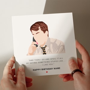 Peut inclure: Carte de vœux blanche avec une illustration de dessin animé d'un homme au téléphone. Le texte sur la carte dit : "AND THEN I GO AND SPOIL IT ALL BY SAYING SOMETHING STUPID LIKE.... I LIKE YOU." et "HAPPY BIRTHDAY NAME" avec un cœur rouge.