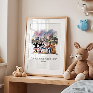 Puede incluir: Impresión enmarcada con Mickey Mouse, Minnie Mouse, Donald, Daisy, Goofy y Pluto frente a un castillo colorido y fuegos artificiales. El texto dice "THE MOST MAGICAL PLACE ON EARTH" y "Walt Disney".