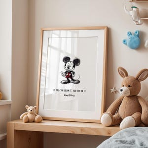 Puede incluir: Impresión enmarcada con un boceto de Mickey Mouse con un atuendo rojo y negro. La impresión incluye la cita "Si puedes soñarlo, puedes hacerlo" y la firma de Walt Disney. La obra de arte se exhibe en un estante de madera.