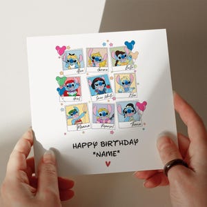 Peut inclure: Une carte d'anniversaire carrée blanche avec neuf cadres style polaroïd, chacun montrant le personnage Stitch déguisé en différentes princesses. Sous les cadres, le texte indique HAPPY BIRTHDAY *NAME* avec un petit cœur rouge en dessous.