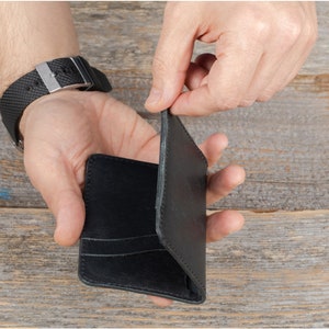 Portafoglio porta carte minimalista in pelle nera per uomo / Porta carte di credito inciso con monogramma / Regalo per lui