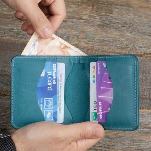 Portafoglio bifold in pelle personalizzato da uomo / Porta carte di credito inciso con fessura per contanti / Regalo per lui