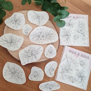 Könnte beinhalten: Ein Set mit 10 weißen Papierbögen mit schwarzen Linienzeichnungen von Blumensträußen. Die Bögen sind mit "Stick & Stitch" und "Very Berry" beschriftet.