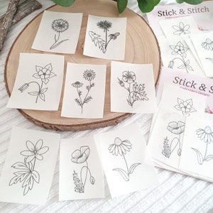 Könnte beinhalten: Ein Set mit acht Stickmustern mit verschiedenen Blumendesigns. Die Muster sind auf weißem Papier gedruckt und mit "Stick & Stitch Embroidery Designs" beschriftet.