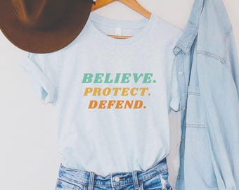Chemise Believe Protect Defend | Cadeau avocat | -shirt de soutien aux survivants | Chemise en toile Empowerment Bella pour femme | Tshirt pour la défense des enfants