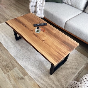 Live edges that make you feel the naturalness of the coffee table in the best way.