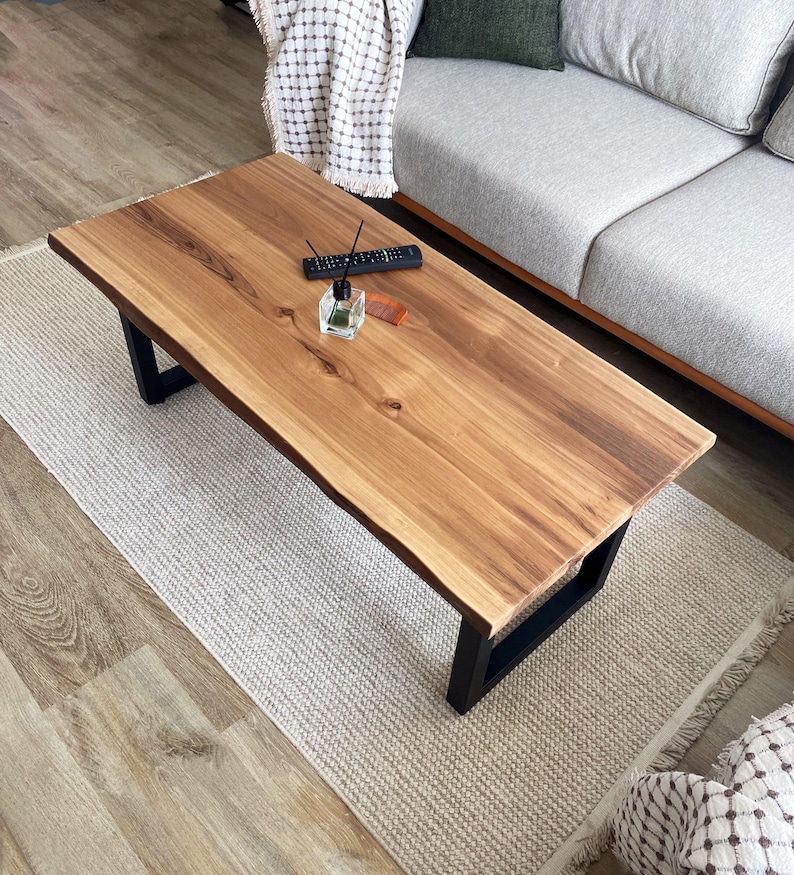 Live edges that make you feel the naturalness of the coffee table in the best way.