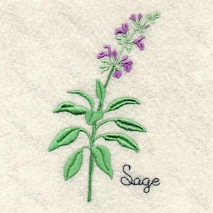 Op de afbeelding: Een geborduurde afbeelding van een salieplant met paarse bloemen en groene bladeren. Het woord "Sage" is in zwarte cursieve letters onder de plant geschreven.