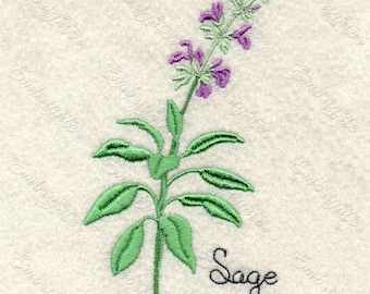 Può includere: Un'immagine ricamata di una pianta di salvia con fiori viola e foglie verdi. La parola "Sage" è scritta in corsivo nero sotto la pianta.