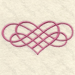 Puede incluir: Un diseño de corazón infinito bordado en rosa que presenta un patrón de bucles continuos que forma una forma de corazón central con bucles laterales extendidos, realizado en estilo de puntada satinada sobre un fondo de tela color crema.