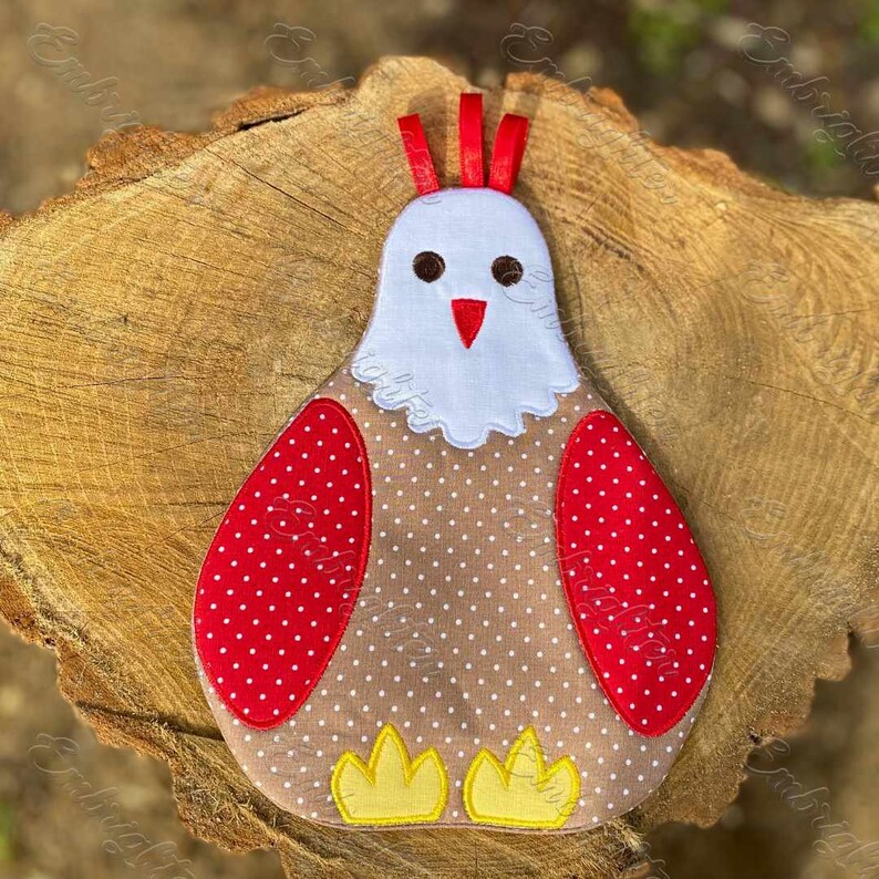 K&ouml;nnte beinhalten: Ein braunes und wei&szlig;es Stoffhuhn mit roten Tupfenfl&uuml;geln und gelben F&uuml;&szlig;en. Das Huhn ist ein handgemachtes Spielzeug oder eine Dekoration.