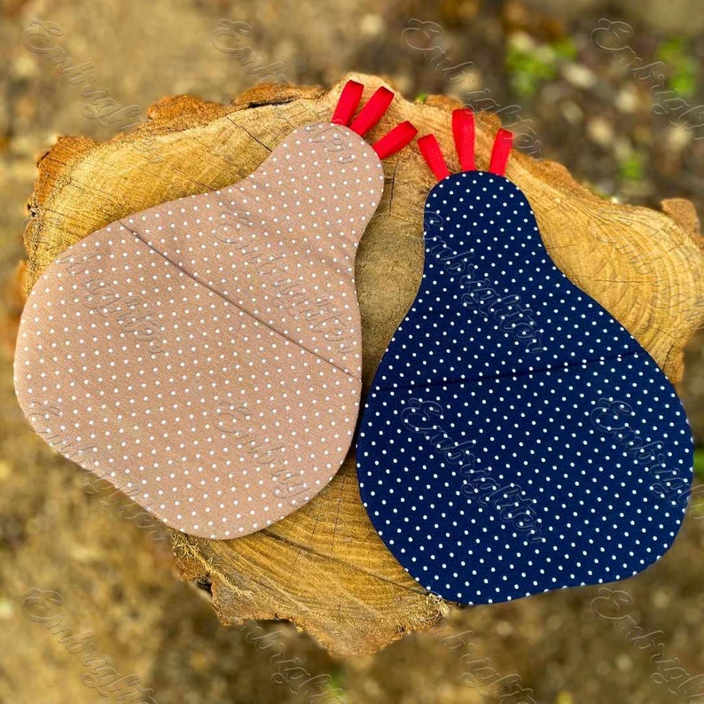K&ouml;nnte beinhalten: Zwei Stoff-H&uuml;hnerformen mit wei&szlig;en Punkten. Eine ist beige und die andere ist marineblau. Beide haben rote Filzk&auml;mme und -wamme.