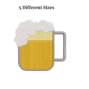 Può includere: Un disegno di ricamo digitale di una boccale di birra con una testa di schiuma bianca. La boccale è piena di un liquido giallo e ha un manico grigio.