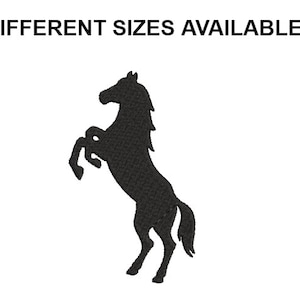 Könnte beinhalten: Schwarze Silhouette eines Pferdes, das sich auf seinen Hinterbeinen aufrichtet. 7 verschiedene Größen verfügbar.