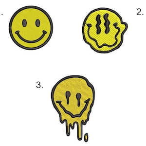 Op de afbeelding: Drie gele smiley-patches met zwarte contouren. De eerste smiley is een klassiek ontwerp. De tweede smiley heeft een golvende mond en ogen. De derde smiley druipt met een zwarte omtrek.